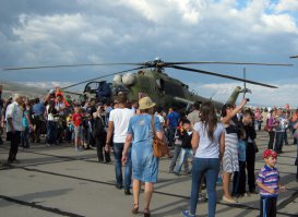 В прошлом году нашему УУАЗ было 75 лет. На празднике было примерно 50000 человек. Выступала пилотажная группа "Стрижи".