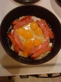 Лет пять назад дело было, решил позавтракать. Получилось позавтракал близнецами однояйцевыми!