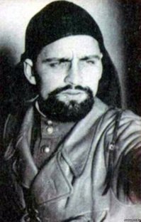 ;) Партизаны, Чехия, бригада Яна Жижки (ммм. в поиске - черный генерал, Даян Баянович Мурзин - на фото с бородой, за ним мой дед).  
Партизаны оч. неплохо экипированы были и одевались так-то норм. :). 
Для националистов любых мастей.  Вот реальное сопротивление Чехословакии, и вот слева от бородатого Мурзина мой дед. Он летчик истребитель, был сбит, несколько побегов  из плена, (немножко хвастаюсь, горд за деда, таз сломан, ноги прострелены, но выжил, отпартизанил, вернулся и много лет был преподавателем русского языка, потом директором школы, дожил до овер 80 лет), Мурзина видел лично, только  я маленький был тогда. Они почетные граждане нескольких городов Чехословакии. Все дружили до последнего. И им было пох. на политику. 
Ниже фото. Петр Федорович Будько и Даян Баянович Мурзин. Инфа достижений бригады оффтоп,  гуглится легко,  тут тема фото.  Просто Чехи приезжали в Сибирь в деревеньку в жопе мира к боевому товарищу - пока могли,  и пока были живы. Сумбурно, но речь об этом.  
 Ну и туда-же.  Вот так дальше жизни сложились воинов. Одного из них.