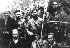 ;) Партизаны, Чехия, бригада Яна Жижки (ммм. в поиске - черный генерал, Даян Баянович Мурзин - на фото с бородой, за ним мой дед).  
Партизаны оч. неплохо экипированы были и одевались так-то норм. :). 
Для националистов любых мастей.  Вот реальное сопротивление Чехословакии, и вот слева от бородатого Мурзина мой дед. Он летчик истребитель, был сбит, несколько побегов  из плена, (немножко хвастаюсь, горд за деда, таз сломан, ноги прострелены, но выжил, отпартизанил, вернулся и много лет был преподавателем русского языка, потом директором школы, дожил до овер 80 лет), Мурзина видел лично, только  я маленький был тогда. Они почетные граждане нескольких городов Чехословакии. Все дружили до последнего. И им было пох. на политику. 
Ниже фото. Петр Федорович Будько и Даян Баянович Мурзин. Инфа достижений бригады оффтоп,  гуглится легко,  тут тема фото.  Просто Чехи приезжали в Сибирь в деревеньку в жопе мира к боевому товарищу - пока могли,  и пока были живы. Сумбурно, но речь об этом.  
 Ну и туда-же.  Вот так дальше жизни сложились воинов. Одного из них.