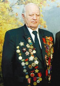 ;) Партизаны, Чехия, бригада Яна Жижки (ммм. в поиске - черный генерал, Даян Баянович Мурзин - на фото с бородой, за ним мой дед).  
Партизаны оч. неплохо экипированы были и одевались так-то норм. :). 
Для националистов любых мастей.  Вот реальное сопротивление Чехословакии, и вот слева от бородатого Мурзина мой дед. Он летчик истребитель, был сбит, несколько побегов  из плена, (немножко хвастаюсь, горд за деда, таз сломан, ноги прострелены, но выжил, отпартизанил, вернулся и много лет был преподавателем русского языка, потом директором школы, дожил до овер 80 лет), Мурзина видел лично, только  я маленький был тогда. Они почетные граждане нескольких городов Чехословакии. Все дружили до последнего. И им было пох. на политику. 
Ниже фото. Петр Федорович Будько и Даян Баянович Мурзин. Инфа достижений бригады оффтоп,  гуглится легко,  тут тема фото.  Просто Чехи приезжали в Сибирь в деревеньку в жопе мира к боевому товарищу - пока могли,  и пока были живы. Сумбурно, но речь об этом.  
 Ну и туда-же.  Вот так дальше жизни сложились воинов. Одного из них.