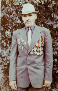 ;) Партизаны, Чехия, бригада Яна Жижки (ммм. в поиске - черный генерал, Даян Баянович Мурзин - на фото с бородой, за ним мой дед).  
Партизаны оч. неплохо экипированы были и одевались так-то норм. :). 
Для националистов любых мастей.  Вот реальное сопротивление Чехословакии, и вот слева от бородатого Мурзина мой дед. Он летчик истребитель, был сбит, несколько побегов  из плена, (немножко хвастаюсь, горд за деда, таз сломан, ноги прострелены, но выжил, отпартизанил, вернулся и много лет был преподавателем русского языка, потом директором школы, дожил до овер 80 лет), Мурзина видел лично, только  я маленький был тогда. Они почетные граждане нескольких городов Чехословакии. Все дружили до последнего. И им было пох. на политику. 
Ниже фото. Петр Федорович Будько и Даян Баянович Мурзин. Инфа достижений бригады оффтоп,  гуглится легко,  тут тема фото.  Просто Чехи приезжали в Сибирь в деревеньку в жопе мира к боевому товарищу - пока могли,  и пока были живы. Сумбурно, но речь об этом.  
 Ну и туда-же.  Вот так дальше жизни сложились воинов. Одного из них.