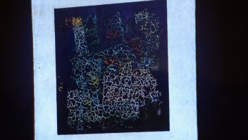 Уже нет.Разгадали .Под "Черным квадратом" Малевича нашли еще два изображения.Ученым также удалось расшифровать надпись на "Черном квадрате", приписываемую художнику. Исследователи считают, что она звучит как "Битва негров в темной пещере", что может быт отсылом к картине французского художника Альфонса Алле "Битва негров в темной пещере глубокой ночью".

РИА Новости.