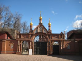 Еще до Храма Христа Спасителя на том месте стоял Ново-Алексеевский женский монастырь. В 1837 году его перенесли в Красное село (Красносельская), чтобы на его месте построить ХХС.

После изгнания неприятеля император Александр I дал обет в благодарение Богу за избавление России от нашествия иноплеменников в 1812 году воздвигнуть в Москве храм, посвящённый Христу Спасителю. 
С исполнением этого обета связано перемещение Алексеевского монастыря на третье и уже окончательное место – в Красное село. Первоначально предполагалось возвести храм на Воробьёвых горах, но вскоре после начала работ стало очевидным, что выбранная местность непригодна для осуществления замысла. В связи с этим строительные работы были прекращены и возобновились только в царствование императора Николая I, который пожелал исполнить обет, данный братом. В 1832 году для построения храма во имя Христа Спасителя император избрал другое место, в то время занимаемое Алексеевским монастырём, и дал распоряжение о подготовке его перемещения. Поиск удобного места для него и переписка по этому вопросу длились не один год. 
В 1837 году по Высочайшей воле императора Николая I и по благословению митрополита Московского Филарета (Дроздова) было решено перевести Алексеевский монастырь в Красное село.