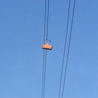 Всё просто: кирпич нужен для того, чтоб во время ветра провода не закидывало друг на друга: