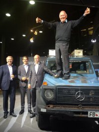 Нафига он ему пальцы отдавил?