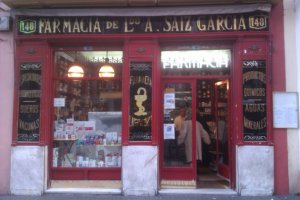 Сериал моего детства. В прошлом году снова пересмотрел))) А прототип аптеки действительно существует в Мадриде по адресу, который написал автор, но фото вообще не оттуда. Вот он прототип: