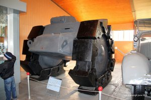 Мне вот эта игрушка понравилась, посмотреть на неё можно в Музее танков, в Кубинке.
Это не танк, а противоминная самоходка - испытания в СССР показали, что она не дееспособна, в грунте утонула (на фотографиях видно как в музее просел бетонный пол) и когда подложили мину под самоходку то экипаж получил контузию.