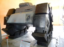 Мне вот эта игрушка понравилась, посмотреть на неё можно в Музее танков, в Кубинке.
Это не танк, а противоминная самоходка - испытания в СССР показали, что она не дееспособна, в грунте утонула (на фотографиях видно как в музее просел бетонный пол) и когда подложили мину под самоходку то экипаж получил контузию.