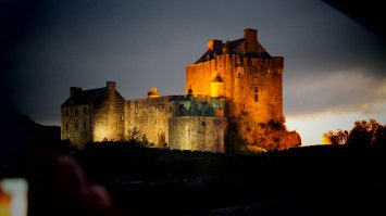 В сентябре я,мой брат и его супруга поехали по Шотландии прокатиться на неделю,арендовали машину и обьездили почти всю Шотландию,многие фото напомнили мне про увиденные места..ну и несоколько фото от меня,если позволите..))Очень рекомендую,спокойно,погода была солнечная и куча старинных замков,гор,водопадиков,мостов по пути.