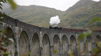 В сентябре я,мой брат и его супруга поехали по Шотландии прокатиться на неделю,арендовали машину и обьездили почти всю Шотландию,многие фото напомнили мне про увиденные места..ну и несоколько фото от меня,если позволите..))Очень рекомендую,спокойно,погода была солнечная и куча старинных замков,гор,водопадиков,мостов по пути.