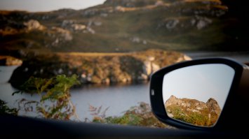 В сентябре я,мой брат и его супруга поехали по Шотландии прокатиться на неделю,арендовали машину и обьездили почти всю Шотландию,многие фото напомнили мне про увиденные места..ну и несоколько фото от меня,если позволите..))Очень рекомендую,спокойно,погода была солнечная и куча старинных замков,гор,водопадиков,мостов по пути.