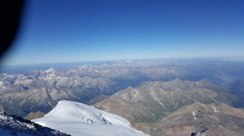 хммм... активный отдых? Получайте. Вид на юг с Эльбруса с западной вершины. Август 2015 года.