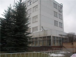 Не обленились. Просто прожить в России на изготовлении сувениров не реально.
"Здесь вам не равнина, здесь климат иной, 
 Идут лавины одна за одной"  В.Высоцкий.
Помимо покупки материалов и еды нужно еще и топить дом (лавку, мастерскую...). Да и поток туристов намного меньше.
По моим наблюдениям народ в основном занимается перепродажей заводских сувениров. Да и сами заводы по их производству находятся на грани банкротства. Пример Федоскино и Жостово.
Чтобы выжить, мастерам приходится проводить мастер-классы для детей и вести экскурсии.  
P.S.
На последней фотке Федоскино народ в пальто - производственных цехах зимой реально холодно. Художники работают в двух комнатах на обогревателях. Топят только в выставочном зале, где проходят мастер-классы для детей и магазине.
