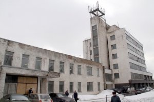 Не обленились. Просто прожить в России на изготовлении сувениров не реально.
"Здесь вам не равнина, здесь климат иной, 
 Идут лавины одна за одной"  В.Высоцкий.
Помимо покупки материалов и еды нужно еще и топить дом (лавку, мастерскую...). Да и поток туристов намного меньше.
По моим наблюдениям народ в основном занимается перепродажей заводских сувениров. Да и сами заводы по их производству находятся на грани банкротства. Пример Федоскино и Жостово.
Чтобы выжить, мастерам приходится проводить мастер-классы для детей и вести экскурсии.  
P.S.
На последней фотке Федоскино народ в пальто - производственных цехах зимой реально холодно. Художники работают в двух комнатах на обогревателях. Топят только в выставочном зале, где проходят мастер-классы для детей и магазине.