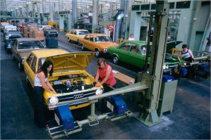 А что это они не в спецовках. Даже в союзе вроде в рабочих халатах работали на конвейере.