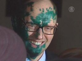 Это давняя традиция. Начало было положено на Украине, там раскрашивали кроликов.