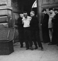 Эжен Вейдман
Eugen Weidmann
День рождения: 05.09.1908 года
Возраст: 30 лет
Место рождения: Франкфурт-на-Майне, Германия
Дата смерти: 17.06.1939 года
Место смерти: Версаль, Франция

Биография
Эжен Вейдман — последний человек, которого во Франции казнили публично. После этого казни гильотиной, уже конфиденциально, продолжались до 10 сентября 1977 года. В тот день Хамида Джандуби (Hamida Djandoubi) стал последним казненным посредством гильотины.

Эжен Вейдман родился 5 сентября 1908 года во Франкфурте-на-Майне, в Германии (Frankfurt am Main, Germany), в семье бизнесмена (отец его занимался экспортным бизнесом). Здесь же мальчик пошел в школу. Когда по стране прокатились первые вспышки Первой мировой войны, Эжена отправили к бабушке с дедушкой. Тогда же маленький Эжен начал совершать свои первые кражи, но поймали с поличным его только в 20-е годы — за грабеж он отсидел пять лет в тюрьме Saarbrücken. Там он свел дружбу с двумя типами, Роже Мильоном (Roger Million) и Жаном Бланком (Jean Blanc), которые позже станут его сообщниками в совершаемых преступлениях. Выйдя из тюрьмы, они решили держаться вместе и грабить богатых туристов, посещающих Францию. Задавшись этой целью, они переселились во Францию, где Вейдман взял в аренду одну из вилл в Сен-Клу (Saint-Cloud), недалеко от Парижа (Paris).
Первая попытка похищения человека закончилась неудачей, потому что жертва слишком сильно сопротивлялась, вынудив преступников отпустить ее. Тем не менее, упорная троица не сдавалась, и в июле 1937 года они совершили вторую попытку. Случилось так, что Вейдман познакомился с 22-летней Джин де Ковен (Jean De Koven), танцовщицей из Нью-Йорка, приехавшей в Париж навестить свою тетю. Впечатленная высоким и красивым немцем, Де Ковен писала другу в Нью-Йорк: 'Я только что встретила одного очаровательного, высокоинтеллектуального немца, который представился мне как Зигфрид. Возможно, я получу новую роль, кто знает? Я собираюсь навестить его завтра в очень красивом месте - на его вилле, расположенной около знаменитого особняка, подаренного Наполеоном Жозефине'.
Встретившись, они много курили и 'Зигфрид' предложил девушке стакан молока, в котором был наркотик. Джин фотографировала спутника своей новой камерой, которую позже найдут возле ее тела и уже готовые снимки представят убийце. В этот же день Вейдман задушил свою новую знакомую и закопал в подвале арендованной им виллы. Сделав вид, что девушка похищена, Эжен со своими подельниками послал письмо Сакхейму (Sackheim) — дяде де Ковен, с требованием предоставить им 500 долларов за возвращение племянницы. Чуть позже во Францию прибыл брат Джин Генри и объявил награду в 10 тысяч франков тому, кто сможет дать информацию об исчезновении его сестры. Однако, все его попытки были тщетны, потому что девушка уже была мертва.
Следующей жертвой Вейдмана стал шофер по имени Жозеф Куффи (Joseph Couffy), которого он нанял для поездки во Французскую Ривьеру (French Riviera). Когда машина, проехав Тур (Tours), направилась через лес, Эжен попросил остановиться и выстрелил шоферу в затылок, после чего забрал у Куффи 2500 франков и автомобиль. Новое убийство не заставило себя ждать, и уже 3 сентября Вейдман на пару с Мильоном завезли в лес Жанин Келлер (Janine Keller), работавшую персональной медсестрой, и в одной из пещер леса Фонтенбло (Forest of Fontainebleau) Вейдман приставил ей к голове револьвер. Как и Жозеф Куффи, она получила пулю в затылок, предварительно лишившись 1400 франков и бриллиантового кольца.
16 октября преступники вновь заявили о себе. В этот день Мильон и Вейдман назначили встречу с театральным продюсером Роже Леблондом (Ro

ger LeBlond), пообещав вложить крупную сумму в одно из его сценических шоу. Вместо этого у Роже забрали бумажник, в котором оказалось 5 тысяч франков и Вейдман прикончил свою очередную жертву, как и двух предыдущих.
Грабя и убивая, Вейдман уже просто не мог остановиться, и 22 ноября он вновь совершил преступление, ограбив и убив молодого немца Фрица Фроммера (Fritz Frommer), которого встретил еще в тюрьме. Фриц отбывал наказание за свои антифашистские убеждения. Его тело Вейдман закопал в подвале виллы в Сен-Клу, там же, где и Джин де Ковен. Пять дней спустя Эжен совершил еще одно убийство, на этот раз последнее. Его жертвой стал Рэймон Лезобре (Raymond Lesobre), агент по операциям с недвижимостью. Его Вейдман застрелил в то время, когда Лезобре осматривал дом в Сен-Клу, якобы для продажи. Убийство принесло Вейдману прибыль в пять тысяч франков.
Офицеры по борьбе с преступностью из главного управления национальной безопасности во главе с молодым инспектором следили за Вейдманом с того момента, как последний оставил свою визитку в офисе Лезобре, и выяснили, где Эжен живет. Уже подходя к вилле, Вейдман почуял неладное — он увидел двух полицейских, ожидающих его. Изображая радушие и вежливо предложив им войти в дом, Эжен развернулся и трижды выстрелил. Раненые офицеры оказались безоружны и из последних сил повалили Вейдмана на землю. По счастью поблизости валялся молоток, которым они и воспользовались, после чего убийца потерял сознание и был доставлен в тюрьму.
Как заключенный, Вейдман оказался очень сговорчивым, признался во всех совершенных им преступлениях, но лишь об одном убийстве он сожалел — об убийстве танцовщицы де Ковен. Очевидцы рассказывали, что со слезами на глазах он произнес: 'Она была такой нежной и доверчивой... Когда я потянулся к ее шее, она просто обмякла, как кукла'.
Вскоре Мильон, его любовница Коллетт Трико (Collette Tricot), которая также была замешана в их делах, и Бланк оказались за решеткой. Суд по делу об убийствах состоялся в марте 1939 года в Версале и был самым громким процессом за последние 18 лет после дела Генри Дезире Ландрю (Henri Désiré Landru), убийцы по прозвищу 'Синяя Борода'.
Вейдман и Мильон получили по приговору суда высшую меру, в то время как Бланк получил всего 20 месяцев тюрьмы, а любовница Мильона была оправдана.
17 июня 1939 года в Версале состоялась казнь Эжена Вейдмана. Проводивший казнь палач, Жюль Анри Дефурно (Jules-Henri Desfourneaux) по неизвестным причинам настаивал, чтобы время казни назначили по Гринвичу. Просьбу его удовлетворили, и в результате, вопреки правилам, казнь состоялась днем, что привлекло множество зевак. Их поведение было настолько неадекватным, что правительство решило раз и навсегда отказаться от публичных казней. Перед казнью на площади Вейдман устроил целое представление, истерически вымаливая у Бога прощение. Ему отсекли голову на глазах у толпы.
Эту последнюю публичную казнь засняли на пленку из дома, смежного с тюрьмой, из одной частной квартиры, окна которой выходили на площадь.
Роже Мильон еще год провел в тюрьме в ожидании казни, но был помилован президентом и смертную казнь ему заменили на пожизненное заключение.
Автор: Ольга Дунчик