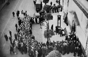 Эжен Вейдман
Eugen Weidmann
День рождения: 05.09.1908 года
Возраст: 30 лет
Место рождения: Франкфурт-на-Майне, Германия
Дата смерти: 17.06.1939 года
Место смерти: Версаль, Франция

Биография
Эжен Вейдман — последний человек, которого во Франции казнили публично. После этого казни гильотиной, уже конфиденциально, продолжались до 10 сентября 1977 года. В тот день Хамида Джандуби (Hamida Djandoubi) стал последним казненным посредством гильотины.

Эжен Вейдман родился 5 сентября 1908 года во Франкфурте-на-Майне, в Германии (Frankfurt am Main, Germany), в семье бизнесмена (отец его занимался экспортным бизнесом). Здесь же мальчик пошел в школу. Когда по стране прокатились первые вспышки Первой мировой войны, Эжена отправили к бабушке с дедушкой. Тогда же маленький Эжен начал совершать свои первые кражи, но поймали с поличным его только в 20-е годы — за грабеж он отсидел пять лет в тюрьме Saarbrücken. Там он свел дружбу с двумя типами, Роже Мильоном (Roger Million) и Жаном Бланком (Jean Blanc), которые позже станут его сообщниками в совершаемых преступлениях. Выйдя из тюрьмы, они решили держаться вместе и грабить богатых туристов, посещающих Францию. Задавшись этой целью, они переселились во Францию, где Вейдман взял в аренду одну из вилл в Сен-Клу (Saint-Cloud), недалеко от Парижа (Paris).
Первая попытка похищения человека закончилась неудачей, потому что жертва слишком сильно сопротивлялась, вынудив преступников отпустить ее. Тем не менее, упорная троица не сдавалась, и в июле 1937 года они совершили вторую попытку. Случилось так, что Вейдман познакомился с 22-летней Джин де Ковен (Jean De Koven), танцовщицей из Нью-Йорка, приехавшей в Париж навестить свою тетю. Впечатленная высоким и красивым немцем, Де Ковен писала другу в Нью-Йорк: 'Я только что встретила одного очаровательного, высокоинтеллектуального немца, который представился мне как Зигфрид. Возможно, я получу новую роль, кто знает? Я собираюсь навестить его завтра в очень красивом месте - на его вилле, расположенной около знаменитого особняка, подаренного Наполеоном Жозефине'.
Встретившись, они много курили и 'Зигфрид' предложил девушке стакан молока, в котором был наркотик. Джин фотографировала спутника своей новой камерой, которую позже найдут возле ее тела и уже готовые снимки представят убийце. В этот же день Вейдман задушил свою новую знакомую и закопал в подвале арендованной им виллы. Сделав вид, что девушка похищена, Эжен со своими подельниками послал письмо Сакхейму (Sackheim) — дяде де Ковен, с требованием предоставить им 500 долларов за возвращение племянницы. Чуть позже во Францию прибыл брат Джин Генри и объявил награду в 10 тысяч франков тому, кто сможет дать информацию об исчезновении его сестры. Однако, все его попытки были тщетны, потому что девушка уже была мертва.
Следующей жертвой Вейдмана стал шофер по имени Жозеф Куффи (Joseph Couffy), которого он нанял для поездки во Французскую Ривьеру (French Riviera). Когда машина, проехав Тур (Tours), направилась через лес, Эжен попросил остановиться и выстрелил шоферу в затылок, после чего забрал у Куффи 2500 франков и автомобиль. Новое убийство не заставило себя ждать, и уже 3 сентября Вейдман на пару с Мильоном завезли в лес Жанин Келлер (Janine Keller), работавшую персональной медсестрой, и в одной из пещер леса Фонтенбло (Forest of Fontainebleau) Вейдман приставил ей к голове револьвер. Как и Жозеф Куффи, она получила пулю в затылок, предварительно лишившись 1400 франков и бриллиантового кольца.
16 октября преступники вновь заявили о себе. В этот день Мильон и Вейдман назначили встречу с театральным продюсером Роже Леблондом (Ro

ger LeBlond), пообещав вложить крупную сумму в одно из его сценических шоу. Вместо этого у Роже забрали бумажник, в котором оказалось 5 тысяч франков и Вейдман прикончил свою очередную жертву, как и двух предыдущих.
Грабя и убивая, Вейдман уже просто не мог остановиться, и 22 ноября он вновь совершил преступление, ограбив и убив молодого немца Фрица Фроммера (Fritz Frommer), которого встретил еще в тюрьме. Фриц отбывал наказание за свои антифашистские убеждения. Его тело Вейдман закопал в подвале виллы в Сен-Клу, там же, где и Джин де Ковен. Пять дней спустя Эжен совершил еще одно убийство, на этот раз последнее. Его жертвой стал Рэймон Лезобре (Raymond Lesobre), агент по операциям с недвижимостью. Его Вейдман застрелил в то время, когда Лезобре осматривал дом в Сен-Клу, якобы для продажи. Убийство принесло Вейдману прибыль в пять тысяч франков.
Офицеры по борьбе с преступностью из главного управления национальной безопасности во главе с молодым инспектором следили за Вейдманом с того момента, как последний оставил свою визитку в офисе Лезобре, и выяснили, где Эжен живет. Уже подходя к вилле, Вейдман почуял неладное — он увидел двух полицейских, ожидающих его. Изображая радушие и вежливо предложив им войти в дом, Эжен развернулся и трижды выстрелил. Раненые офицеры оказались безоружны и из последних сил повалили Вейдмана на землю. По счастью поблизости валялся молоток, которым они и воспользовались, после чего убийца потерял сознание и был доставлен в тюрьму.
Как заключенный, Вейдман оказался очень сговорчивым, признался во всех совершенных им преступлениях, но лишь об одном убийстве он сожалел — об убийстве танцовщицы де Ковен. Очевидцы рассказывали, что со слезами на глазах он произнес: 'Она была такой нежной и доверчивой... Когда я потянулся к ее шее, она просто обмякла, как кукла'.
Вскоре Мильон, его любовница Коллетт Трико (Collette Tricot), которая также была замешана в их делах, и Бланк оказались за решеткой. Суд по делу об убийствах состоялся в марте 1939 года в Версале и был самым громким процессом за последние 18 лет после дела Генри Дезире Ландрю (Henri Désiré Landru), убийцы по прозвищу 'Синяя Борода'.
Вейдман и Мильон получили по приговору суда высшую меру, в то время как Бланк получил всего 20 месяцев тюрьмы, а любовница Мильона была оправдана.
17 июня 1939 года в Версале состоялась казнь Эжена Вейдмана. Проводивший казнь палач, Жюль Анри Дефурно (Jules-Henri Desfourneaux) по неизвестным причинам настаивал, чтобы время казни назначили по Гринвичу. Просьбу его удовлетворили, и в результате, вопреки правилам, казнь состоялась днем, что привлекло множество зевак. Их поведение было настолько неадекватным, что правительство решило раз и навсегда отказаться от публичных казней. Перед казнью на площади Вейдман устроил целое представление, истерически вымаливая у Бога прощение. Ему отсекли голову на глазах у толпы.
Эту последнюю публичную казнь засняли на пленку из дома, смежного с тюрьмой, из одной частной квартиры, окна которой выходили на площадь.
Роже Мильон еще год провел в тюрьме в ожидании казни, но был помилован президентом и смертную казнь ему заменили на пожизненное заключение.
Автор: Ольга Дунчик