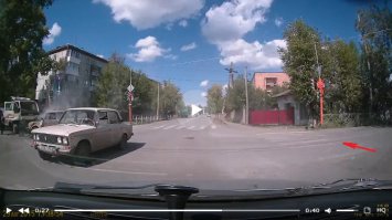 посмотрел. Следы начинаются на своей полосе и чуть-чуть сдрвигаются на встречку. Оно и понятно, потому что на ЕГО полосе стоял дебил на грузовике. При этом, хоть он передними колесами и оказался на встречке, ПРАВОЙ стороной он влетел в грузовик, который должен был быть от него СЛЕВА!
Но нах.й вам разбираться, ведь "тазовод" всегда виновен.