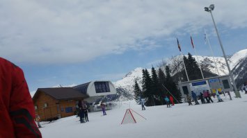 Был год назад, понравилось.

Шикарные виды, хорошие спуски, удобные подъёмники. Всё на высоте!

Сутки покататься с арендой экипировки и одежды (летал по делам, в пальто как-то не покатаешься) вышло в районе 4000р, это в самый дорогой день, в будни дешевле.

Если всё своё, то покупаете Скайпас(цена в районе 1000-1700р, смотря на какое время, в какой день и на какой подъёмник) и катаетесь. Подъёмники включены в стоимость.

П.С.И ещё мой вам совет, воду берите только в автоматах, там она хоть по 50р, а не 100-300р за бутылку бонаквы как в этих высокогорных кафешках и ресторанчиках.