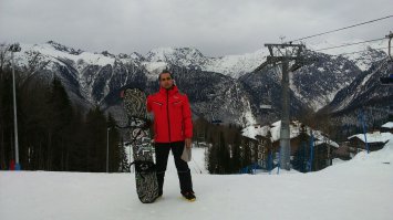 Был год назад, понравилось.

Шикарные виды, хорошие спуски, удобные подъёмники. Всё на высоте!

Сутки покататься с арендой экипировки и одежды (летал по делам, в пальто как-то не покатаешься) вышло в районе 4000р, это в самый дорогой день, в будни дешевле.

Если всё своё, то покупаете Скайпас(цена в районе 1000-1700р, смотря на какое время, в какой день и на какой подъёмник) и катаетесь. Подъёмники включены в стоимость.

П.С.И ещё мой вам совет, воду берите только в автоматах, там она хоть по 50р, а не 100-300р за бутылку бонаквы как в этих высокогорных кафешках и ресторанчиках.