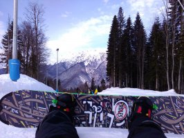 Был год назад, понравилось.

Шикарные виды, хорошие спуски, удобные подъёмники. Всё на высоте!

Сутки покататься с арендой экипировки и одежды (летал по делам, в пальто как-то не покатаешься) вышло в районе 4000р, это в самый дорогой день, в будни дешевле.

Если всё своё, то покупаете Скайпас(цена в районе 1000-1700р, смотря на какое время, в какой день и на какой подъёмник) и катаетесь. Подъёмники включены в стоимость.

П.С.И ещё мой вам совет, воду берите только в автоматах, там она хоть по 50р, а не 100-300р за бутылку бонаквы как в этих высокогорных кафешках и ресторанчиках.