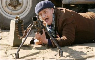 Фотожаба: Бабушка с пистолетом