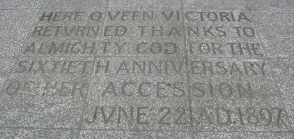 А где латынь? Это же английский!

Here queen victoria
Rerurned thanks to
Almighty god for the
Sixtieth anniversary 
Of her accession

1897

Что же за 60 летний юбилей? В 1837 году на престол взошла королева Виктория.

Автор, хватит фейки толкать!