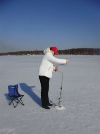 Правда за личные капризы, вроде как покататься на собачьей упряжке или нерпочек посмотреть уже другие расценки, но просто по бережку погулять, шашлычков пожарить, на рыбалку сходить - легко