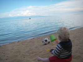 Правда за личные капризы, вроде как покататься на собачьей упряжке или нерпочек посмотреть уже другие расценки, но просто по бережку погулять, шашлычков пожарить, на рыбалку сходить - легко