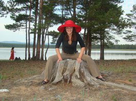 Правда за личные капризы, вроде как покататься на собачьей упряжке или нерпочек посмотреть уже другие расценки, но просто по бережку погулять, шашлычков пожарить, на рыбалку сходить - легко