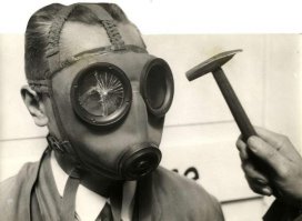 для тестирования обязательно надевать маску, так нельзя стукнуть по стеклу?