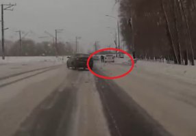 Чтобы объехать человека достаточно было ехать прямо и не перетормаживать.