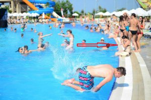 Одна уже сидит - лоб трет, нет еще один нашелся