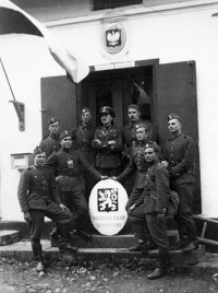 Сначала Польша с Германией разделила Чехословакию.Операция "Залужье".