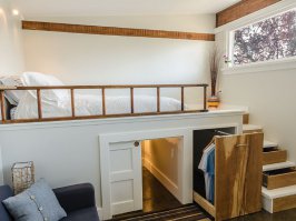 даже место для тещи есть под кроватью.