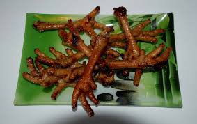 Отдыхали как то с супругой в Китае. А она, надо сказать не очень жалует азиатскую кухню. В отеле с выбором еды проблем не было,  как то пошли прогуляться, проголодались и зашли в местную кафешку. Меню на китайском и английском. Читаю ей, все азиатское и экзотическое, и вдруг : "жареные куриные ножки". Моя обрадовалась, сидит ждет вся в нетерпении. И приносят эти ножки. Не буду описывать, прикреплю картинку. Выглядело абсолютно так же))