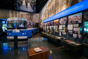 В ельцин-центре троллейбус простаивает даже современней чем этот - лучше бы отдали его в провинцию где на маршрутах возят людей как раз такие, их как раз нехватает.
Все лучше бы у троллейбуса судьба была, чем в этом склепе стоять!