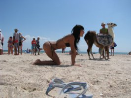 а мужик там ей рыбы подкидывает...