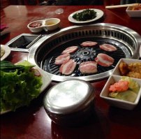 В некоторых корейских ресторанах в центре стола есть такая жаровня. Приносят тарелку разного тонко порезанного сырого мяса, сам жаришь)