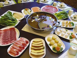 Это был "котёл"))) в кипящий бульон опускают разные закуски - и мясные, и овощные и, в общем, всё что угодно. Он может быть и не раскаленным, а просто горячим. Тогда бульон используется как соус.