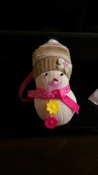 Два ненужных носка, пуговички и карандашный грифель.