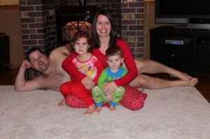 Ну если на этой фотографии папу снова накрыло, то маму, как мне кажется, ещё и не отпускало!