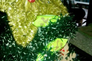 В Тае вот такие елки были, я помогла хозяину отеля наряжать, украсила конфетами-)) Думаю, персонал с непривычки лишился пары зубов-))