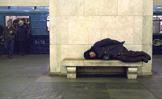 Как по мне, так пусть так гоняют если им так нравится. Это намного эстетичнее чем всякое пьяное чмо и бомжары храпящие на сидениях или лавках в метро, воняющие и гадящие под себя.: