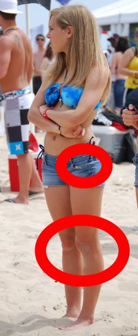 Симпатичные девушки в коротких шортах