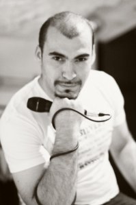 А этот, молча курит в стороне.