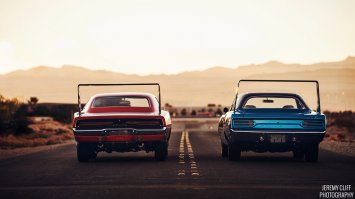 эти Aero Warriors на вес золота в штатах. за 150т $ уйдет как дети в школу

с младшим на год собратом Plymouth Roadrunner Superbird 1970'