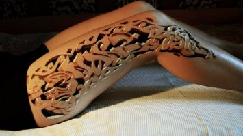 Галлюциногенный бодиарт на спине красивой девушки